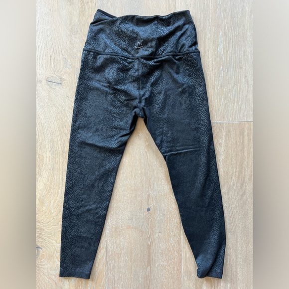 Beyond Yoga size medium leggings in black snake skin print - Picture 5 of 5